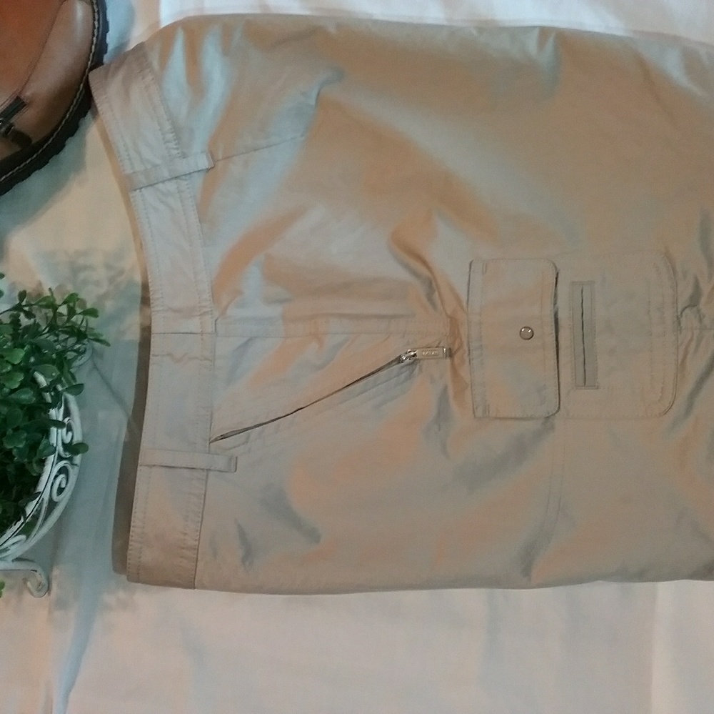 DKNY Golf Shorts - Picture 3 of 5